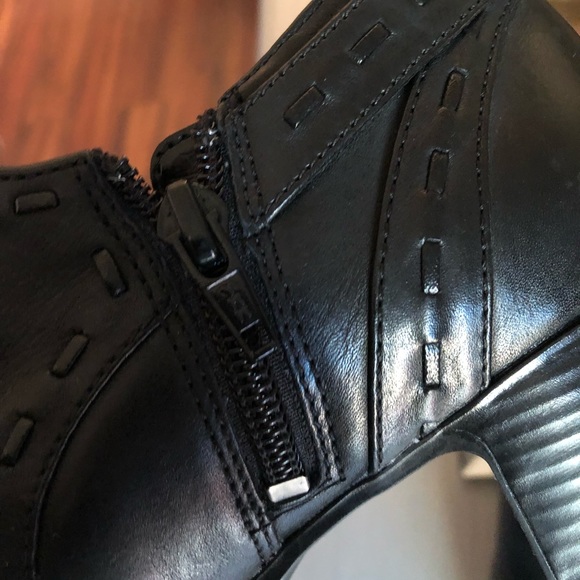 Clarks women’s booties - Picture 8 of 8